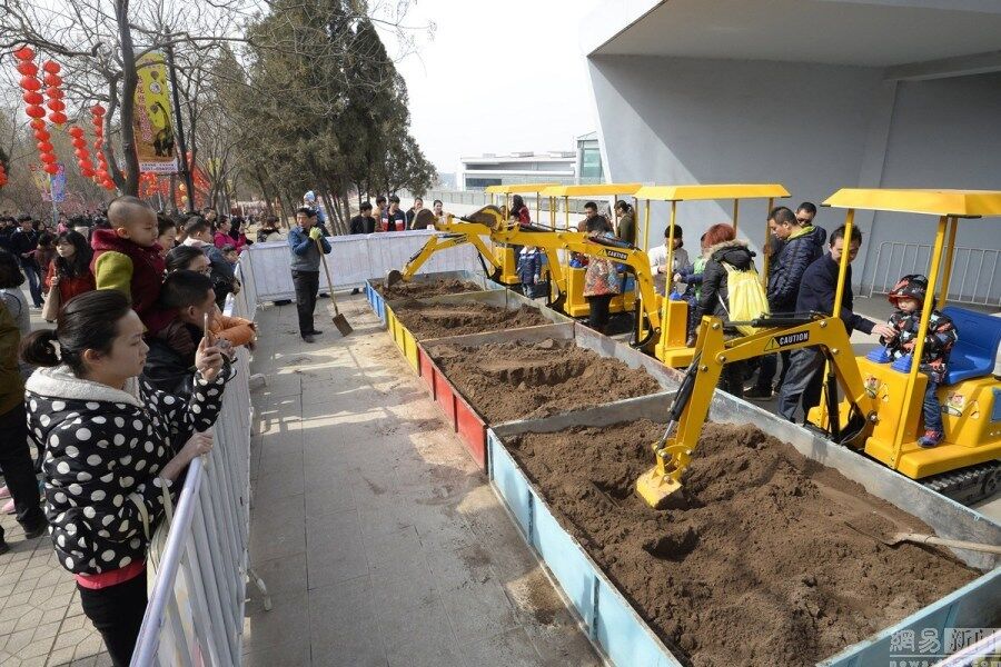 混凝土、娃娃版挖掘机、起重机